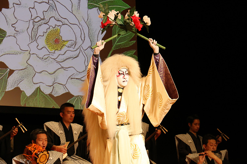 新型Cクラスの発表を記念して制作されたという歌舞伎舞踏 石橋のシーン