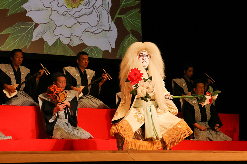 新型Cクラスの発表を記念して制作されたという歌舞伎舞踏 石橋のシーン