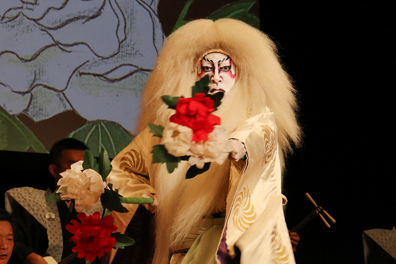 新型Cクラスの発表を記念して制作されたという歌舞伎舞踏 石橋のシーン