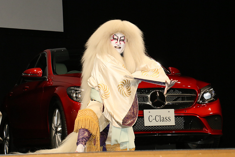 尾上右近さんはさまざまなポーズを披露して会場を盛り上げた