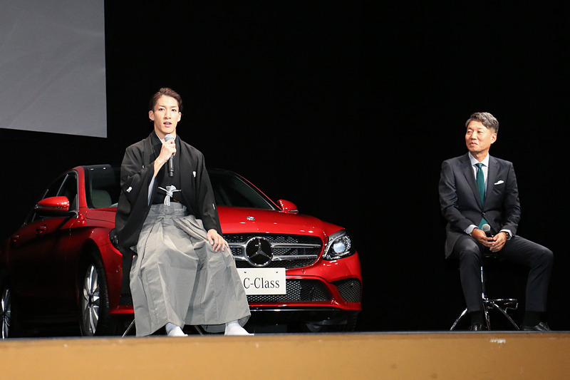 実は免許を持っていないという尾上右近さん。しかし、両親や親類、師匠である尾上菊五郎さんもメルセデス・ベンツ車に乗っており、「小さいときから『クルマと言えばメルセデス・ベンツ』という認識で、こういったお仕事をいただくご縁がありましたので、免許を取ってベンツを購入させていただきたいと思っております」とコメント。また、尾上右近さんから「選ばれ続けるというのは非常に難しいことだと思います。メルセデス・ベンツが選ばれ続けている秘訣を、ぜひ上野社長にお聞きしたい」と上野氏に質問。「右近さんもおっしゃったように、選ばれ続けるというのは本当に難しいことです。自動車業界にも多種多様な製品があって、苦戦したときもありますし、上手くいくこともありますけど、私どもの会社の経営理念で『The best or nothing』、最善か無かという言葉がありまして、常に最高のものを追い続ける。常に最高のパフォーマンスを出し続けることが選ばれ続ける理由になっているのかな、と。また、先ほども出た『Never Stop Improving』で、絶え間なく進化し続けるという2点になると、僕たちは信じてやっております」と回答した