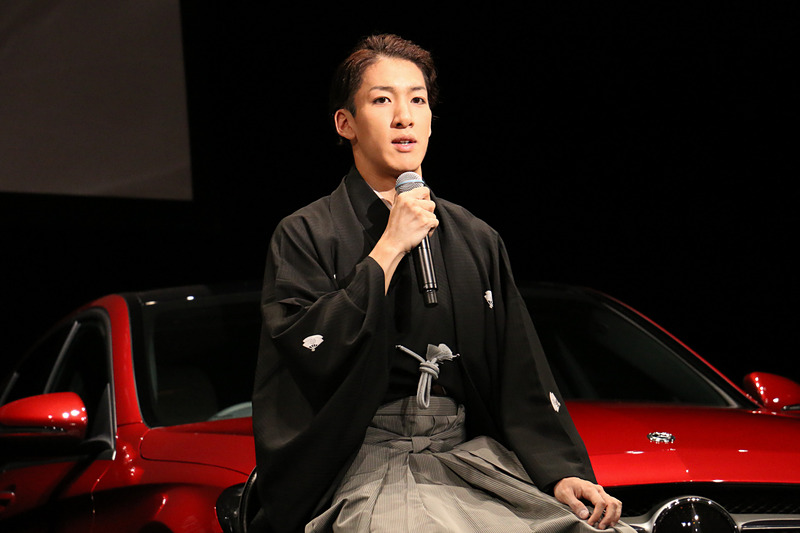 実は免許を持っていないという尾上右近さん。しかし、両親や親類、師匠である尾上菊五郎さんもメルセデス・ベンツ車に乗っており、「小さいときから『クルマと言えばメルセデス・ベンツ』という認識で、こういったお仕事をいただくご縁がありましたので、免許を取ってベンツを購入させていただきたいと思っております」とコメント。また、尾上右近さんから「選ばれ続けるというのは非常に難しいことだと思います。メルセデス・ベンツが選ばれ続けている秘訣を、ぜひ上野社長にお聞きしたい」と上野氏に質問。「右近さんもおっしゃったように、選ばれ続けるというのは本当に難しいことです。自動車業界にも多種多様な製品があって、苦戦したときもありますし、上手くいくこともありますけど、私どもの会社の経営理念で『The best or nothing』、最善か無かという言葉がありまして、常に最高のものを追い続ける。常に最高のパフォーマンスを出し続けることが選ばれ続ける理由になっているのかな、と。また、先ほども出た『Never Stop Improving』で、絶え間なく進化し続けるという2点になると、僕たちは信じてやっております」と回答した