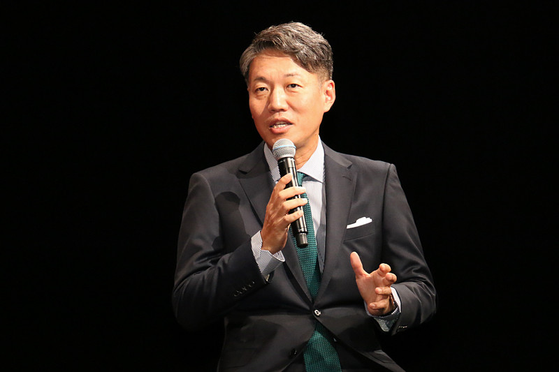 実は免許を持っていないという尾上右近さん。しかし、両親や親類、師匠である尾上菊五郎さんもメルセデス・ベンツ車に乗っており、「小さいときから『クルマと言えばメルセデス・ベンツ』という認識で、こういったお仕事をいただくご縁がありましたので、免許を取ってベンツを購入させていただきたいと思っております」とコメント。また、尾上右近さんから「選ばれ続けるというのは非常に難しいことだと思います。メルセデス・ベンツが選ばれ続けている秘訣を、ぜひ上野社長にお聞きしたい」と上野氏に質問。「右近さんもおっしゃったように、選ばれ続けるというのは本当に難しいことです。自動車業界にも多種多様な製品があって、苦戦したときもありますし、上手くいくこともありますけど、私どもの会社の経営理念で『The best or nothing』、最善か無かという言葉がありまして、常に最高のものを追い続ける。常に最高のパフォーマンスを出し続けることが選ばれ続ける理由になっているのかな、と。また、先ほども出た『Never Stop Improving』で、絶え間なく進化し続けるという2点になると、僕たちは信じてやっております」と回答した