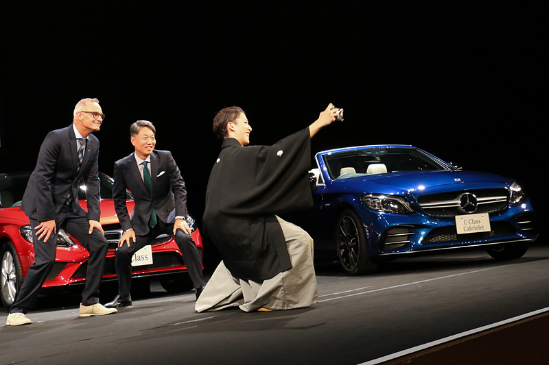 フォトセッションの終了間際に、登壇した上野氏やフリュー氏と3人でセルフィ撮影する尾上右近さん