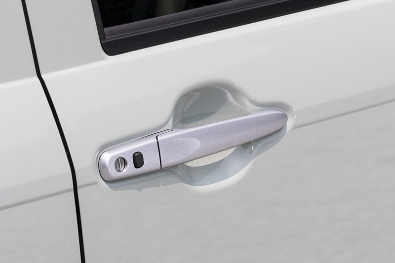 ドアハンドルはシルバー
