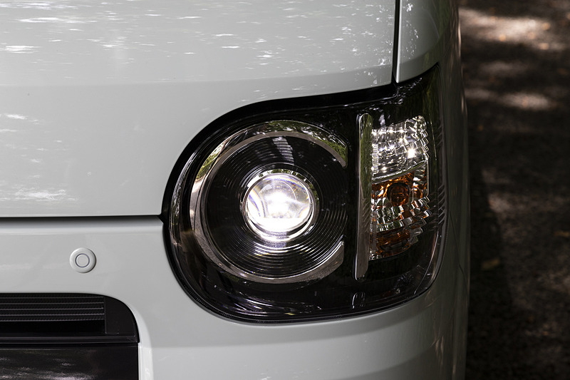 ヘッドライトの点灯パターン。全車LEDタイプを採用