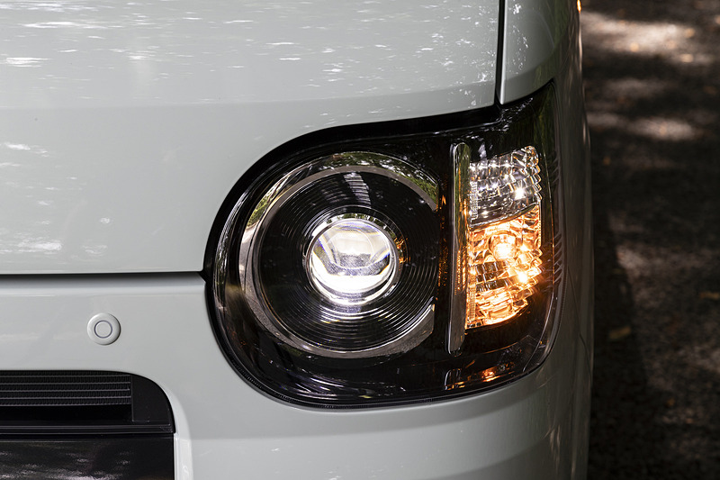 ヘッドライトの点灯パターン。全車LEDタイプを採用