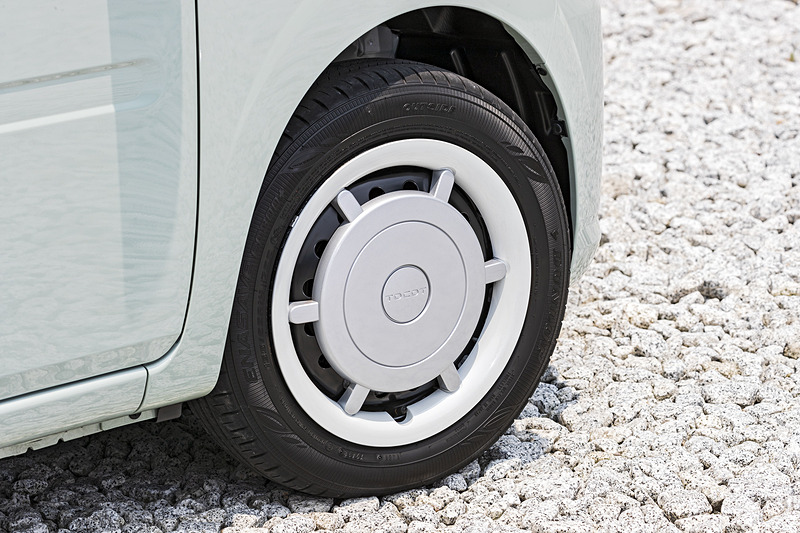 タイヤサイズは165/65 R14。全車スチールホイールでグレードによりホイールキャップのデザインが異なる。G“SA III”グレードは外周部がホワイトパール塗装になる