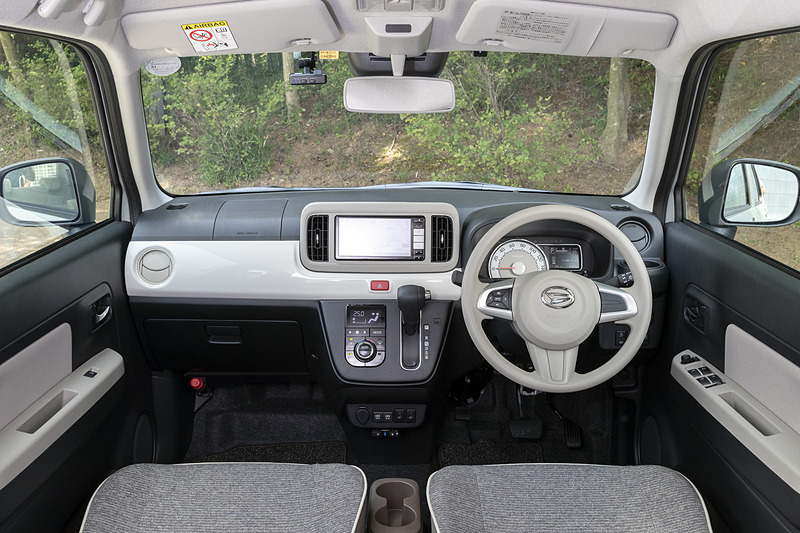 インテリアはブラックとホワイトの組み合わせ。X“SA III”、G“SA III”のガーニッシュはセラミックホワイトになる