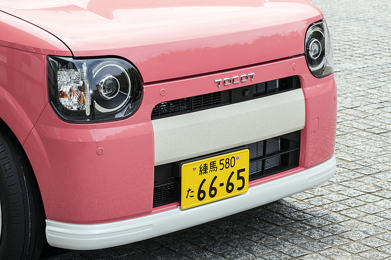 パールホワイトカラーのロアスカートパックを装着