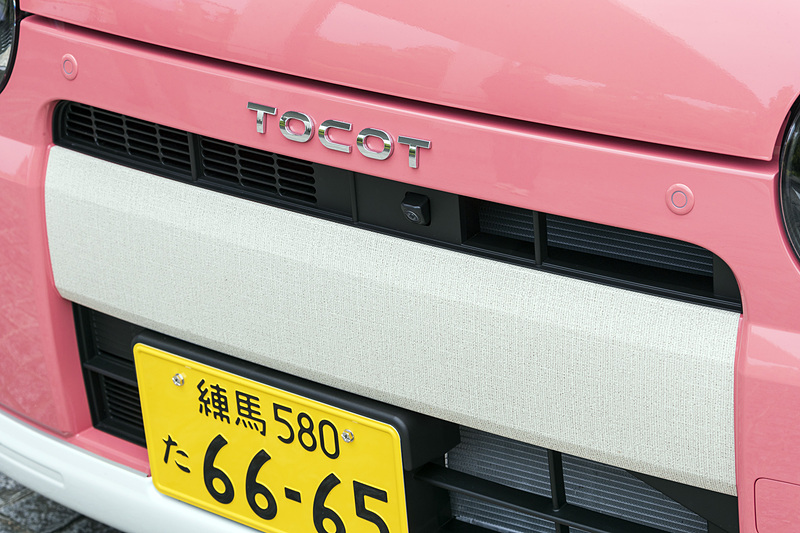 デザインフィルムトップはバンパーとルーフ、それにバックドア上部に装着