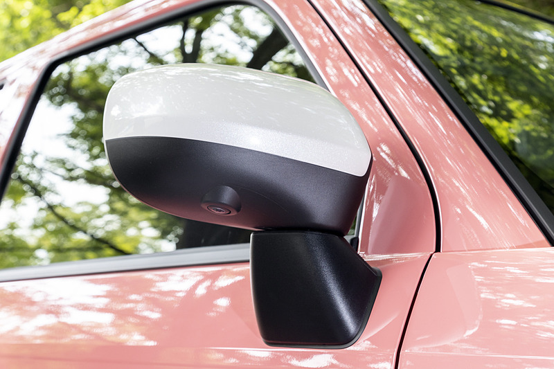 スイートスタイルのサイドミラーはパールホワイト塗装。G“SA III”グレードはパノラマモニター用のカメラが付く