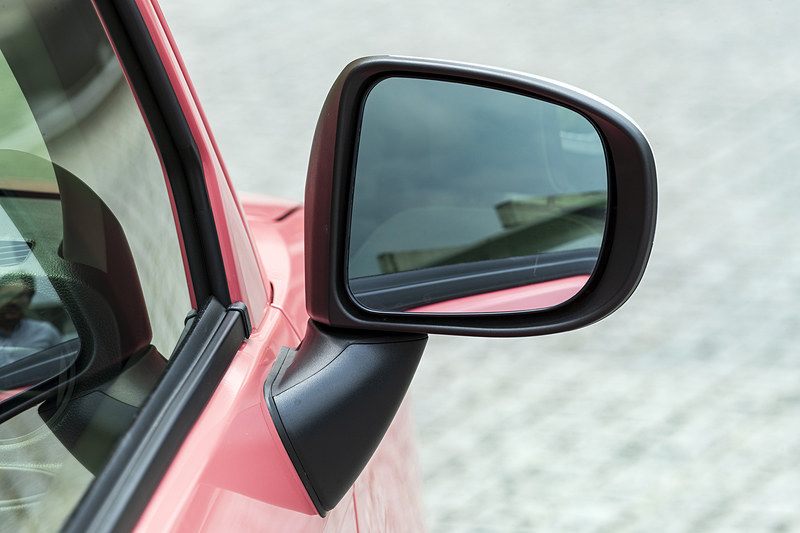 サイドミラーはドア装着タイプとすることで死角を減らしている