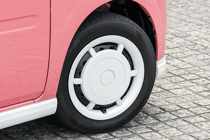 ホイールキャップもパールホワイト塗装。フロントフェンダーも樹脂製