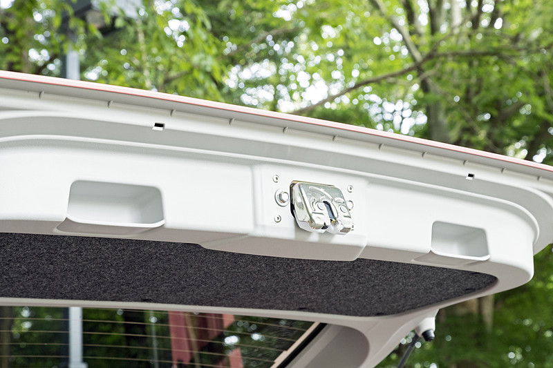 開閉時に便利な取っ手が左右に付く