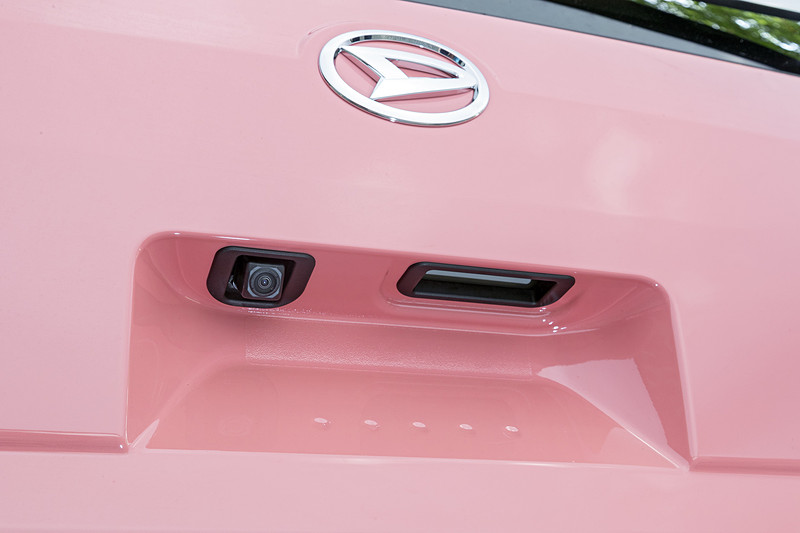 バックカメラとバックドアオープナー。オープナーはスイッチ式で軽いバックドアとの組み合わせにより開閉が楽チン