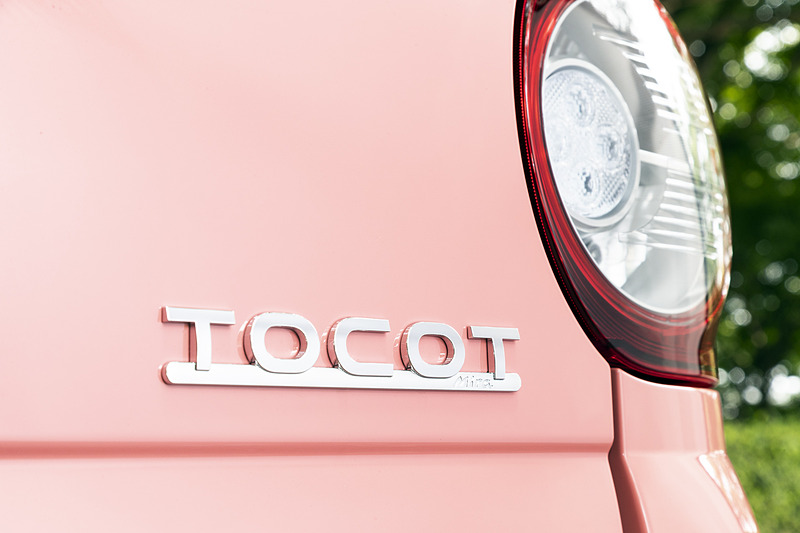 バックドアに車名バッヂが付く