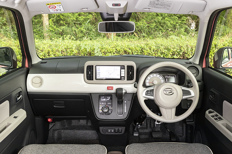 インパネまわりの見た目はベース車と同じ