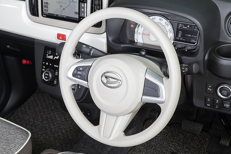 ウレタンステアリングが標準。L系グレード以外はメッキ加飾も