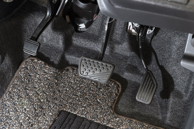 ペダルまわり。パーキングブレーキは足踏み式