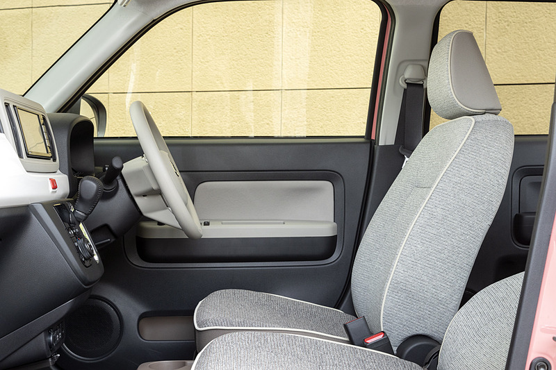 チルトステアリング（全車）と運転席シートリフター（X“SA III”、G“SA III”）により幅広いポジション設定が可能。これはどちらも一番下にセットした状態