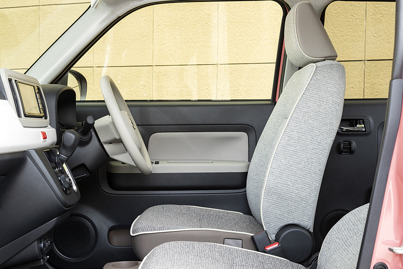 チルトステアリングを最下部、運転席シートリフターを最上部にした状態