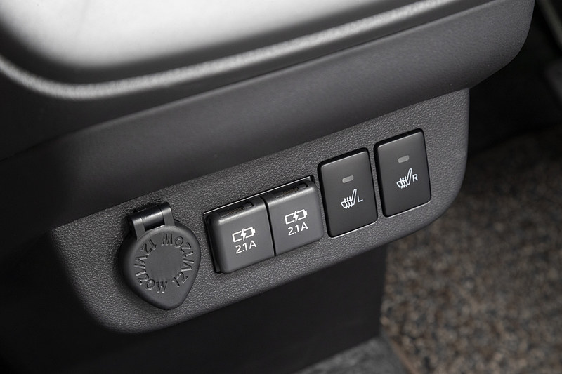 X“SA III”、G“SA III”はUSB電源ソケットが標準。シートヒーターはG“SA III”のみ設定