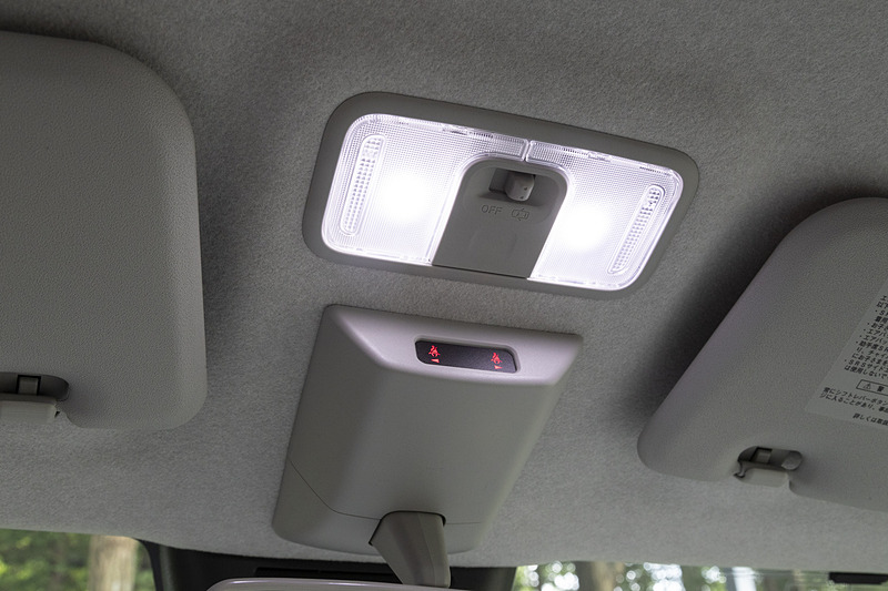 G“SA III”のフロントパーソナルランプはLEDタイプが標準