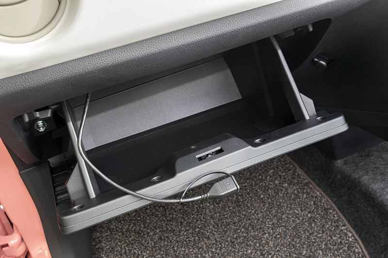 タップリとした容量のグローブボックス。USBソケットはオプションのカーナビ用