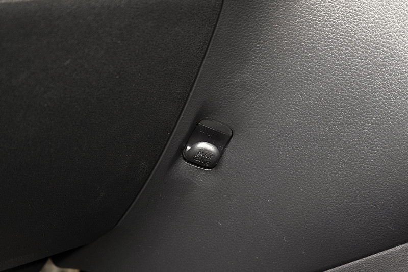 インパネ下部にショッピングバッグなどが掛けられるフックを装備