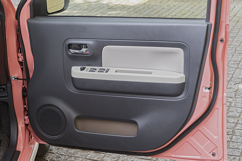 運転席ドアトリム。G“SA III”はメッキドアハンドルを装備するほか、トリム表皮が一部ファブリックになる