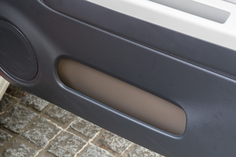 ドアポケットも装備。内部がブラウンカラーの凝った作り