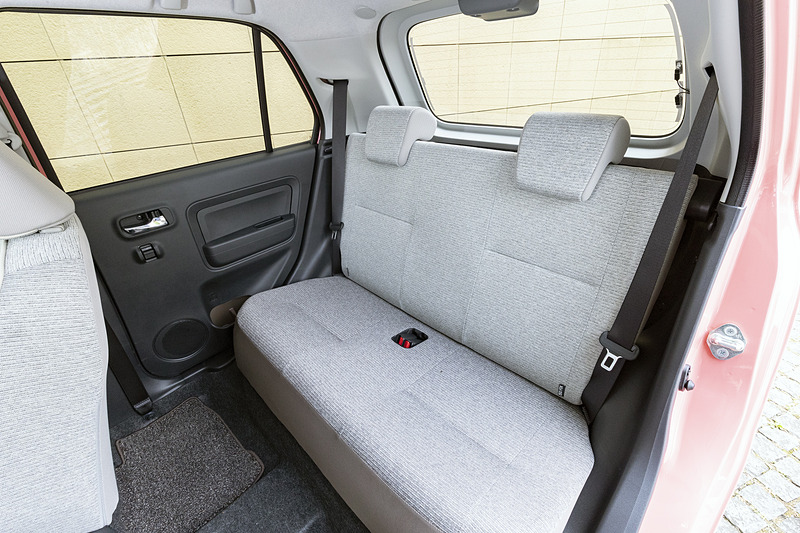 リアシートは左右一体式