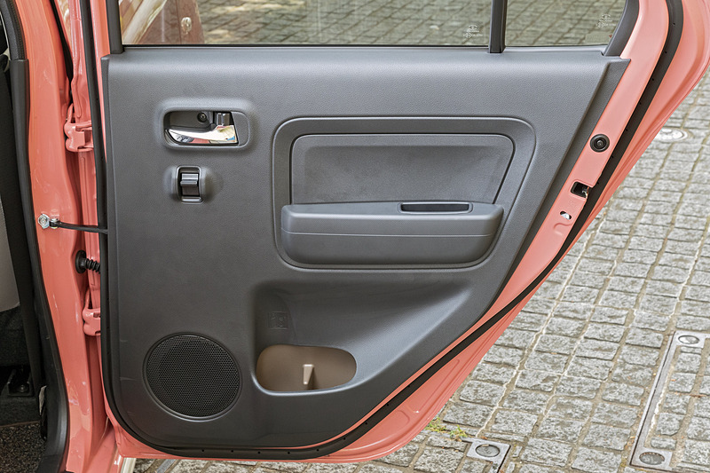 リアドアのドアトリム