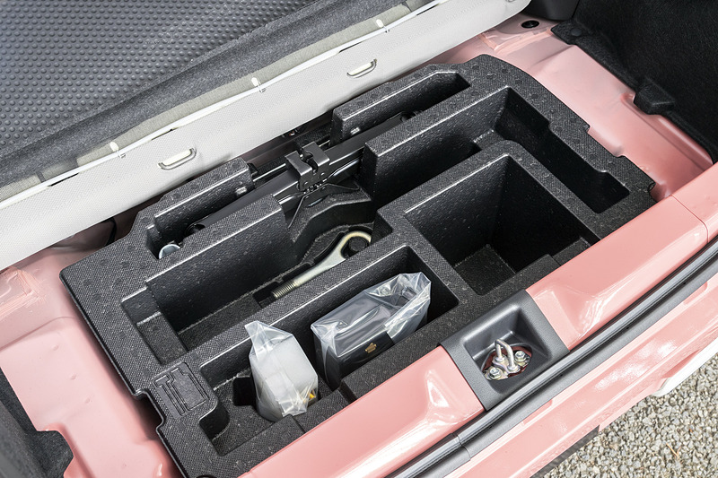 ラゲッジ下部にはツール類を収納