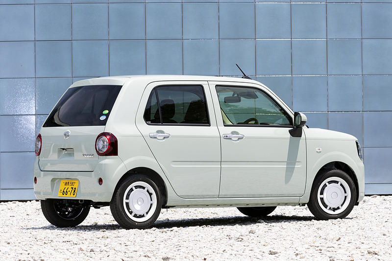 全車スチールホイールで、グレードごとにデザインの異なるホイールカバーを装着。G“SA III”は外周がホワイトの2トーンカラーとなる