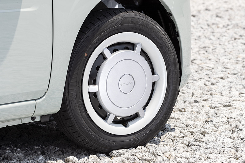 全車スチールホイールで、グレードごとにデザインの異なるホイールカバーを装着。G“SA III”は外周がホワイトの2トーンカラーとなる