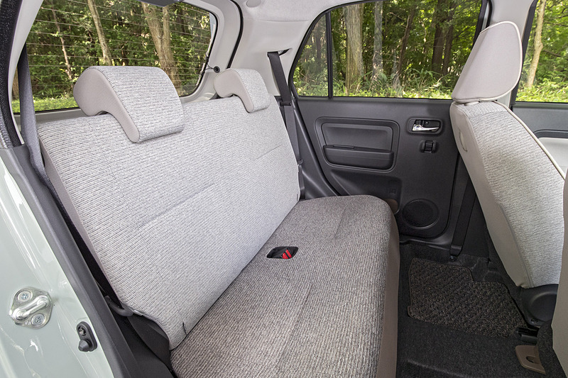 シートは背もたれに明るいベージュを、シート座面には汚れが目立ちにくい茶色を配色した2色のコンビネーションカラーフルファブリックシートを採用