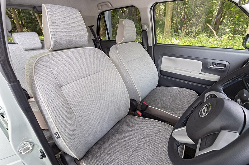 シートは背もたれに明るいベージュを、シート座面には汚れが目立ちにくい茶色を配色した2色のコンビネーションカラーフルファブリックシートを採用