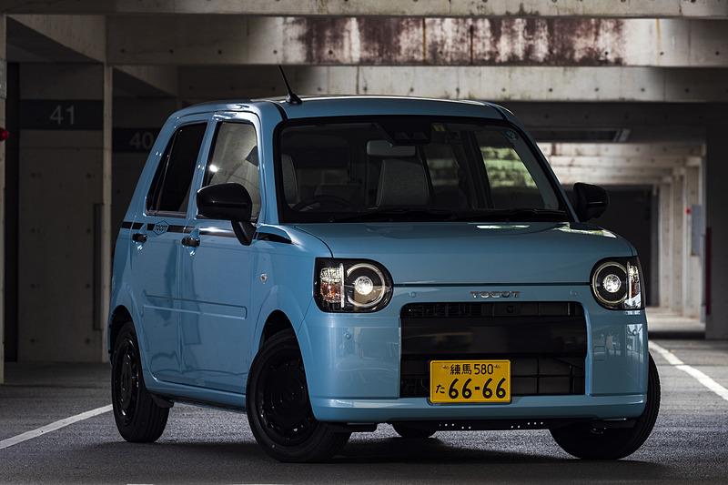 ミラ トコットでは、個性的な「スイートスタイル」「エレガントスタイル」「クールスタイル」の3種類のアナザースタイルパッケージを設定。写真はブラックを基調にしたクールスタイル（8万9726円高）装着車。エクステリアではストライプが設定されるとともに、ホイールキャップがブラックに変更される。インテリアではインテリアパネルや革巻ステアリング、革巻シフトレバーなどの装備がブラック基調となる