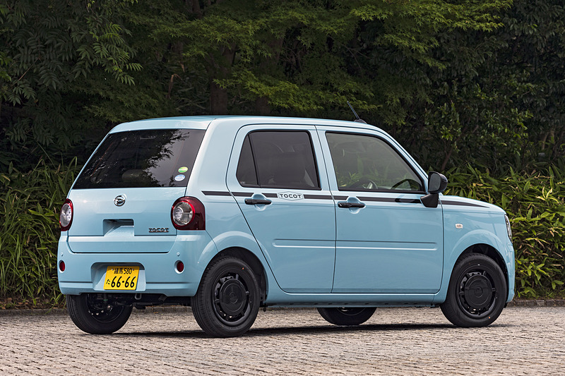 ミラ トコットでは、個性的な「スイートスタイル」「エレガントスタイル」「クールスタイル」の3種類のアナザースタイルパッケージを設定。写真はブラックを基調にしたクールスタイル（8万9726円高）装着車。エクステリアではストライプが設定されるとともに、ホイールキャップがブラックに変更される。インテリアではインテリアパネルや革巻ステアリング、革巻シフトレバーなどの装備がブラック基調となる