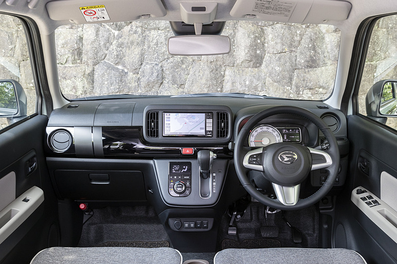 ミラ トコットでは、個性的な「スイートスタイル」「エレガントスタイル」「クールスタイル」の3種類のアナザースタイルパッケージを設定。写真はブラックを基調にしたクールスタイル（8万9726円高）装着車。エクステリアではストライプが設定されるとともに、ホイールキャップがブラックに変更される。インテリアではインテリアパネルや革巻ステアリング、革巻シフトレバーなどの装備がブラック基調となる