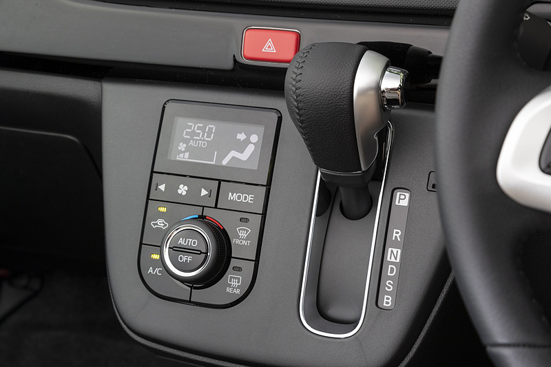 ミラ トコットでは、個性的な「スイートスタイル」「エレガントスタイル」「クールスタイル」の3種類のアナザースタイルパッケージを設定。写真はブラックを基調にしたクールスタイル（8万9726円高）装着車。エクステリアではストライプが設定されるとともに、ホイールキャップがブラックに変更される。インテリアではインテリアパネルや革巻ステアリング、革巻シフトレバーなどの装備がブラック基調となる