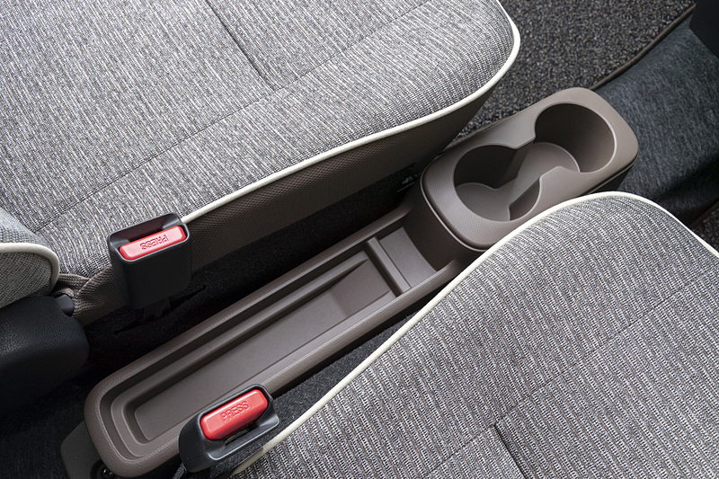 ミラ トコットはポケッテリアが充実。センターコンソールはボックスティッシュがちょうど収まるサイズで、シートに隠れて外からは一瞥して分からないようになっている