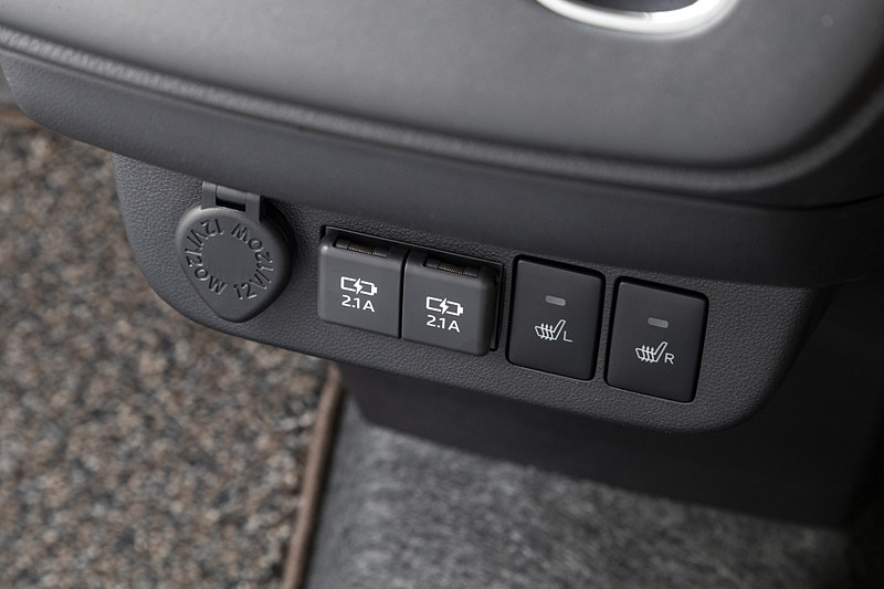 G“SA III”とX“SA III”は、スマートフォンなどの充電に便利なUSBポートが2個備わる