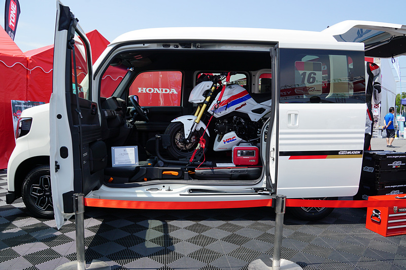 7月27日のイベント広場。2輪モデルのGROMを搭載した新型軽貨物車「N-VAN」が展示された