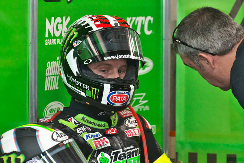 出番を待つ11号車Kawasaki Team GREENのジョナサン・レイ選手