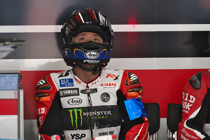 21号車YAMAHA FACTORY RACING TEAMの中須賀選手も待機する