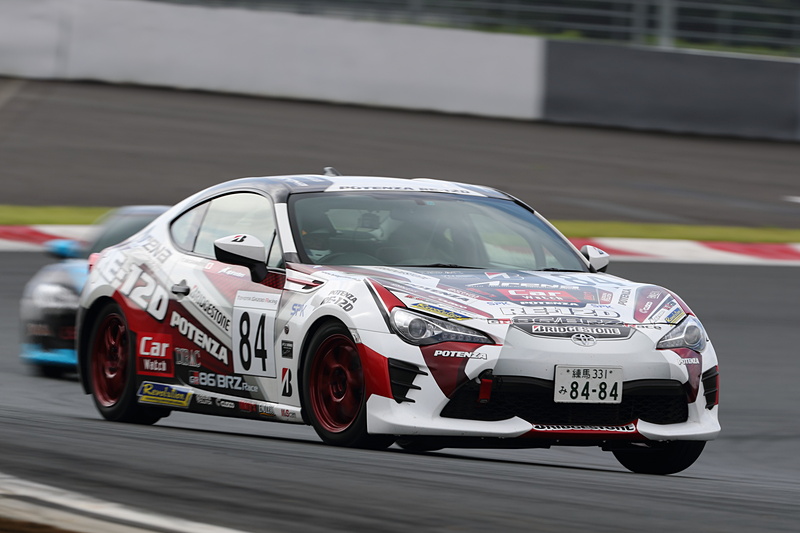 路面温度が60℃近くになり、舗装が剥がれてしまうトラブルも発生。それでも予選を走り切り、決勝は7番グリッドからのスタートとなった