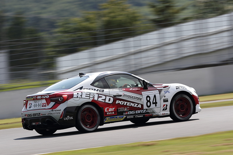 路面温度が60℃近くになり、舗装が剥がれてしまうトラブルも発生。それでも予選を走り切り、決勝は7番グリッドからのスタートとなった